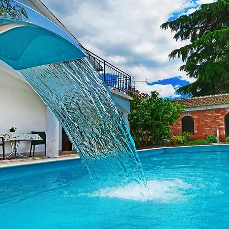 Semesterbostad House Lanima *